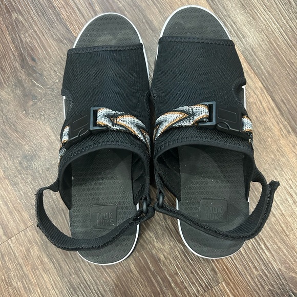 Muk Luks Size 8 Sandals - Picture 4 of 9
